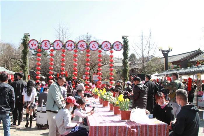 看花燈、品美食 …… 麗江大研古城歡樂(lè)鬧元宵