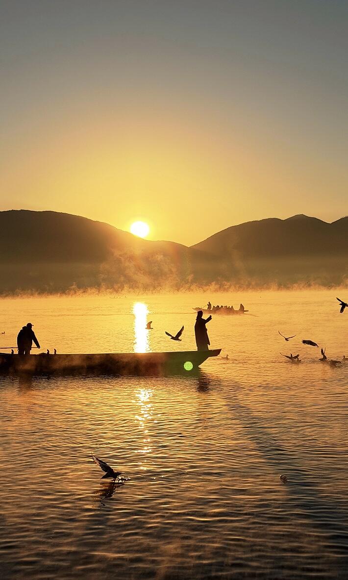 12月的瀘沽湖，迎來(lái)了封神的季節(jié)！日出晨霧絕美！紅嘴鷗已就位！